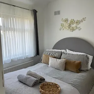 2 Bedroom House In With Garden , Belfast United Kingdom